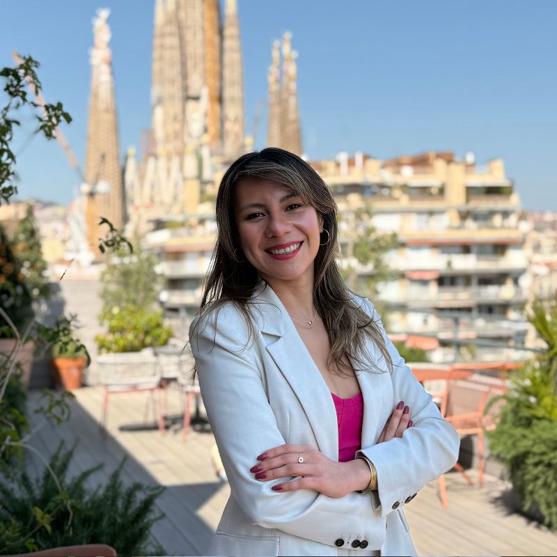 Helen in front of the segrada familia